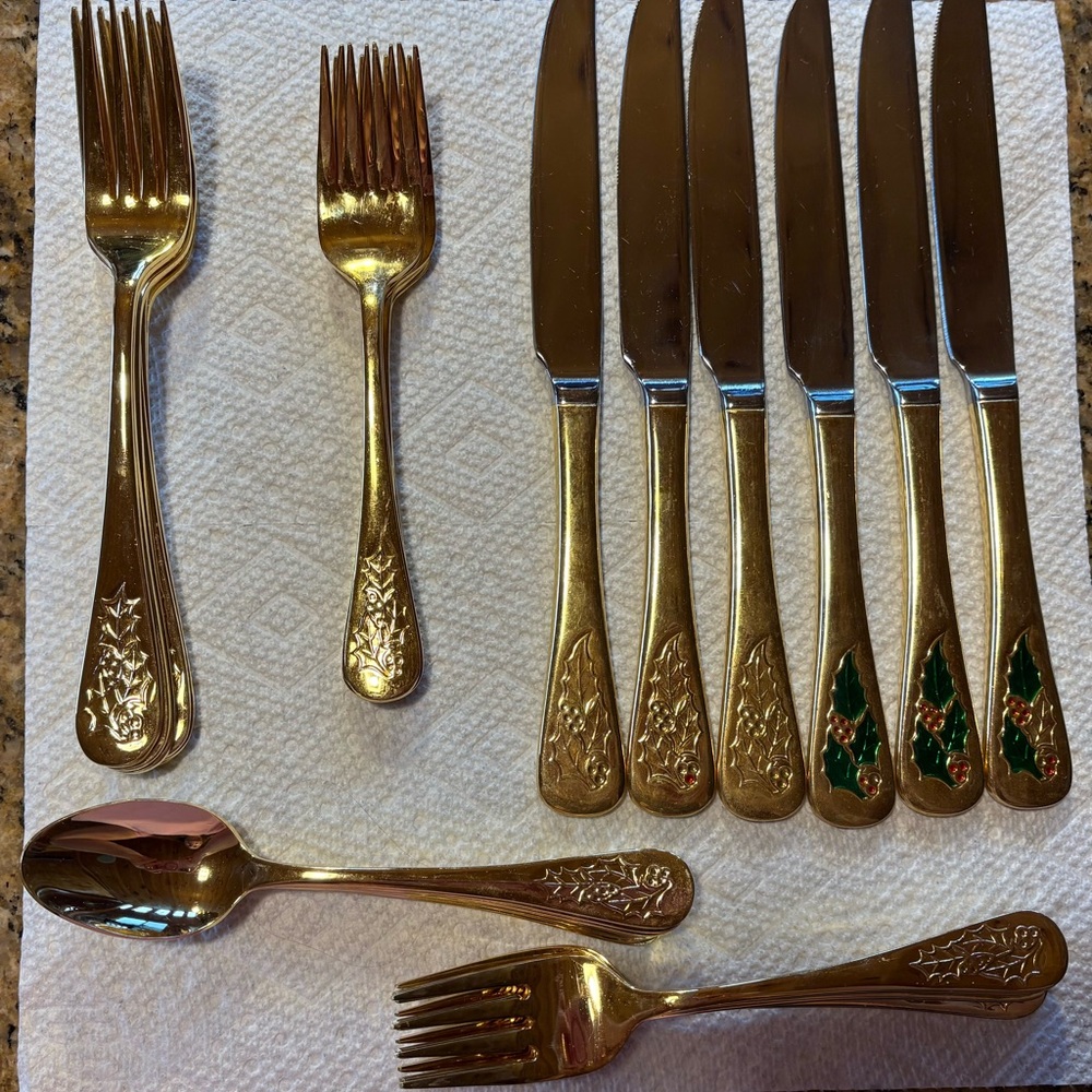 Elegant Gold Flatware Set
Farberware set of 6
Christmas 🎄 flatware